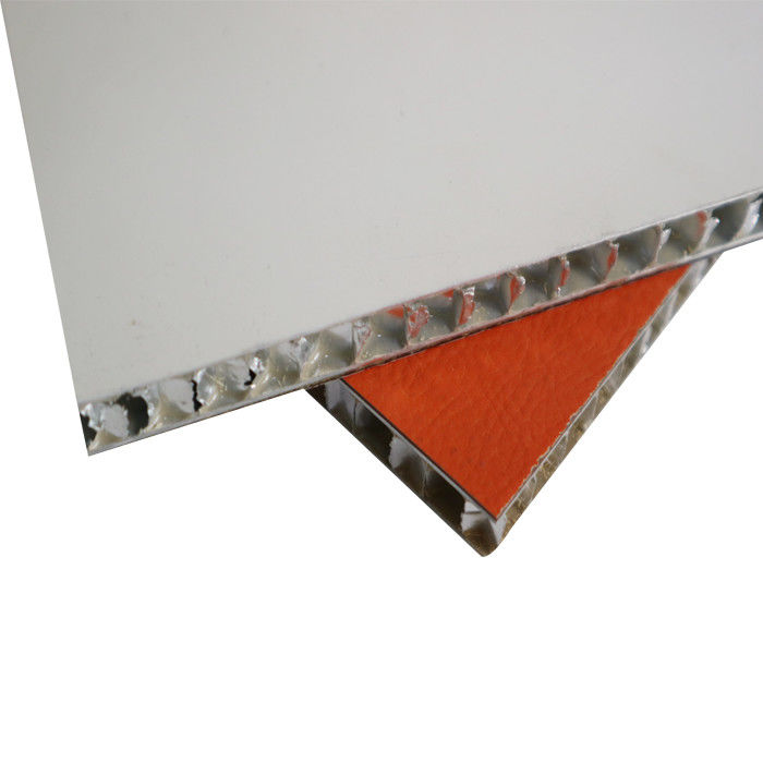 El panal de aluminio de alta densidad de 5,7 libras/de los pie3s artesona el espacio aéreo para los interiores de los aviones