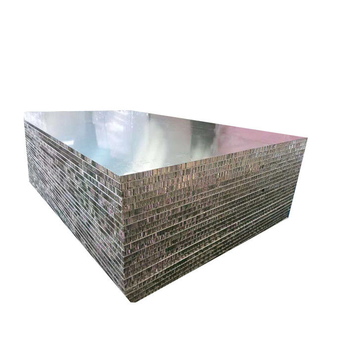La base de panal de la longitud 4000m m perforó las hojas de aluminio del techo de los paneles de techo