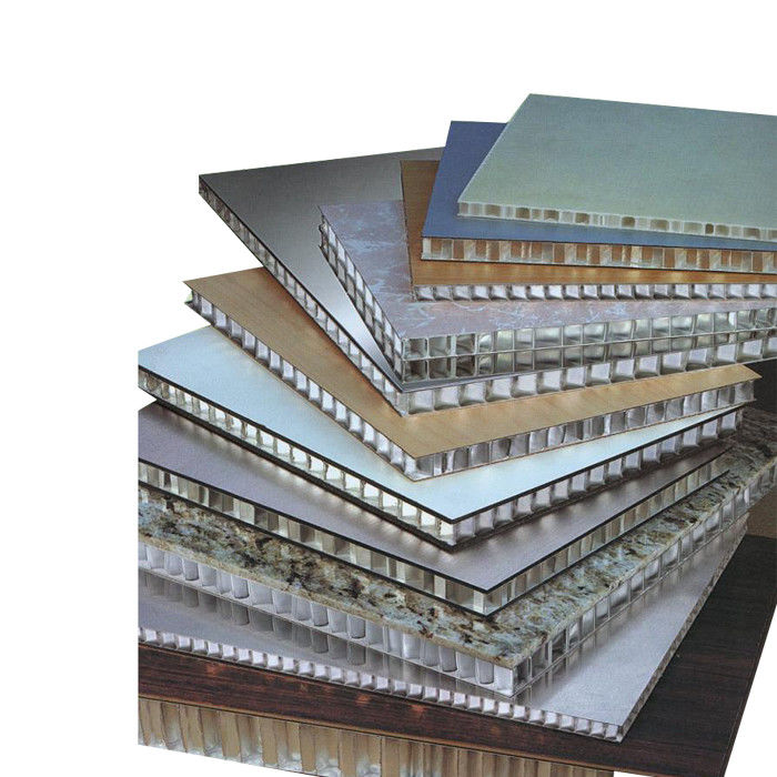 La base de panal de la longitud 4000m m perforó las hojas de aluminio del techo de los paneles de techo