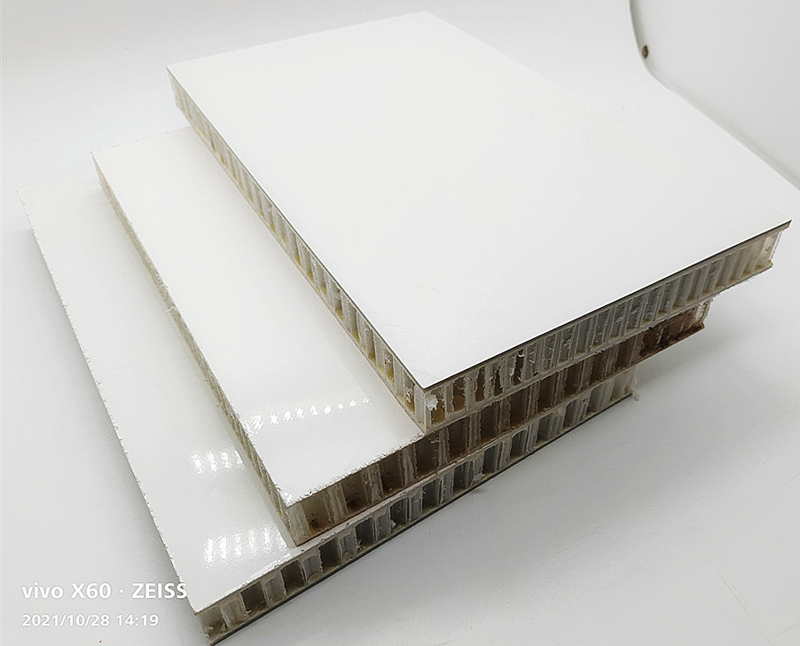 Los paneles de bocadillo blancos brillantes del panal de los PP de la fibra de vidrio para el camión/Van/la caravana de la carga seca